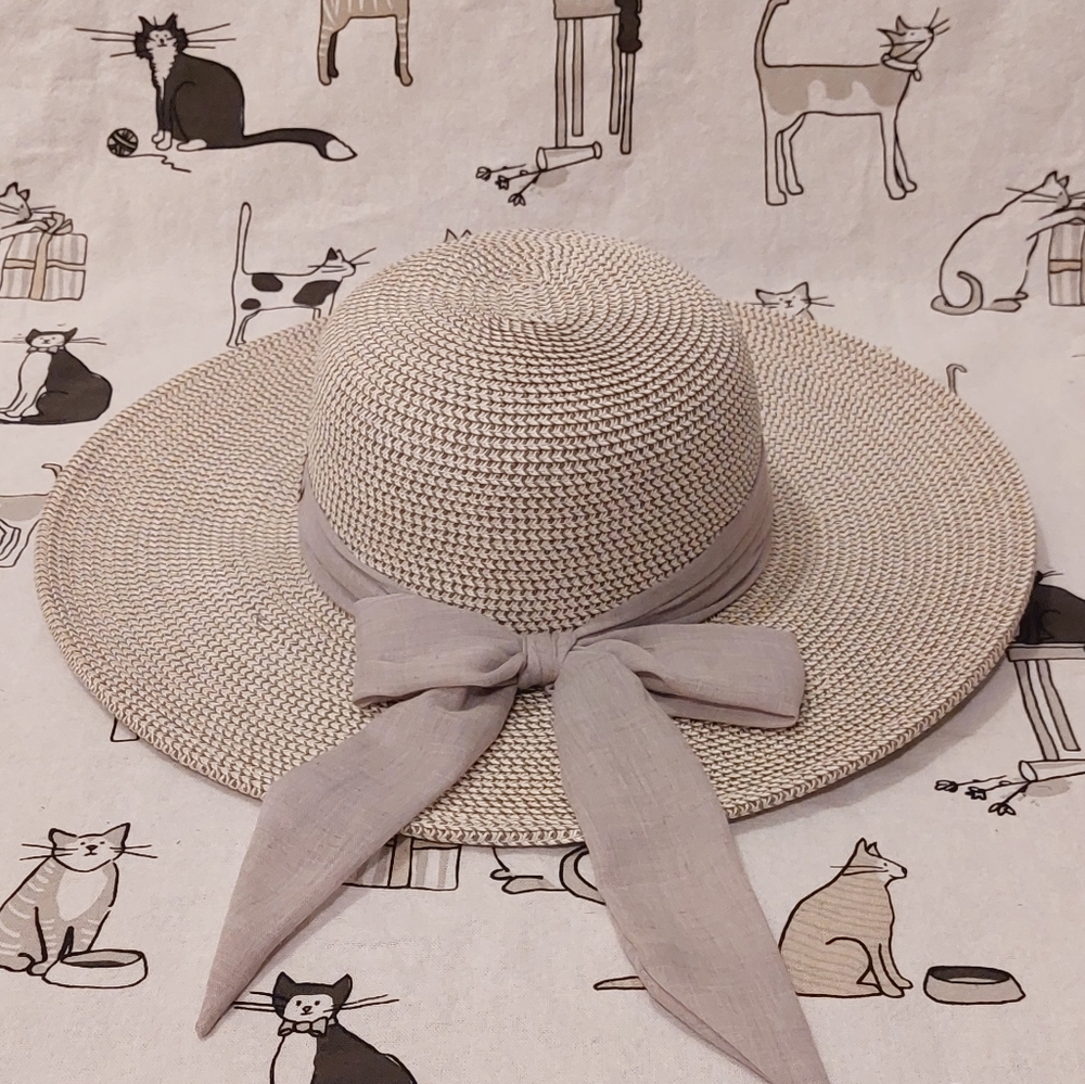 Chic Beige Straw Hat with Bow